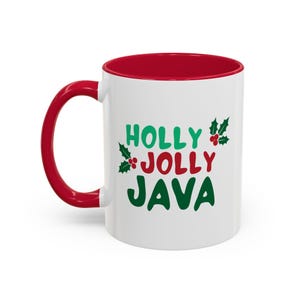 Peut inclure: Mug en céramique blanche avec une anse et un intérieur rouges. Le mug porte l'inscription "HOLLY JOLLY JAVA" en vert et rouge, avec des motifs de feuilles de houx. Mug festif sur le thème des fêtes.