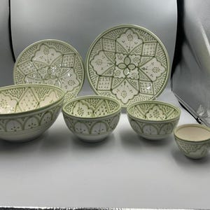 Vajilla de cerámica marroquí: cuencos y platos verde salvia pintados a mano. Vajilla auténtica, regalo.