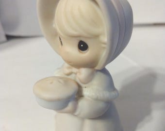 Figurka z porcelany vintage „Drogocenne chwile” – dziewczyna z ciastem