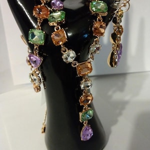 Avon 3-teiliges Set, Y-Halskette, Ohrringe, Armband-Set, Multicolor Glassteine, goldfarben.
