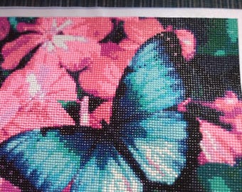 Voltooide muurdecoratie blauwe vlinder diamantkunst