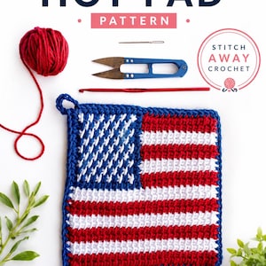 Puede incluir: Un agarrador de crochet cuadrado con un diseño de bandera estadounidense en rojo, blanco y azul. Incluye un ovillo de lana roja, una aguja, tijeras de hilo azules y un ganchillo rojo. Texto: CROCHET HOT PAD PATTERN, STITCH AWAY CROCHET, MODERN FUN BEGINNER FRIENDLY MADE WITH LOVE.