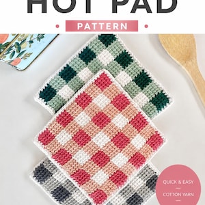 Puede incluir: Tres agarraderas cuadradas de ganchillo con un patrón de cuadros vichy. Una es verde y blanca, otra rosa y blanca, y otra gris y blanca. El texto dice CROCHET HOT PAD PATTERN, QUICK & EASY, COTTON YARN y stitchawaycrochet.etsy.com.