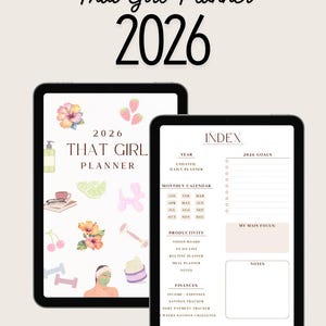 Peut inclure: Deux agendas numériques, dont un ouvert sur une page d'index détaillée. La couverture du premier agenda indique "That Girl Planner 2026" avec des illustrations florales et de fruits. La page d'index comprend des sections pour les objectifs, le calendrier, la productivité et les finances.