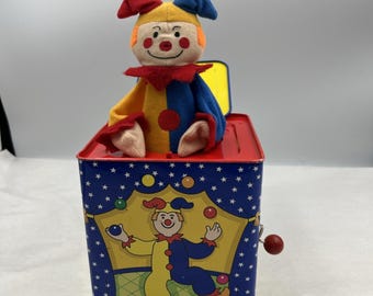Figura musical de cuerda Schylling de 1997, con forma de payaso/bufón de circo.