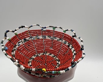 Cestino/ciotola piccolo in vetro con perline, realizzato a mano in Kenya, Africa orientale, rosso e multicolore.