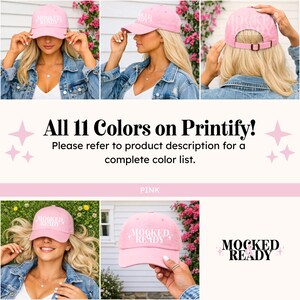 Puede incluir: Gorra de b&eacute;isbol rosa con el texto blanco "MOCKED READY". La gorra tiene una visera curva y una correa ajustable. La imagen tambi&eacute;n incluye el texto "All 11 Colors on Printify!" y "Please refer to product description for a complete color list."