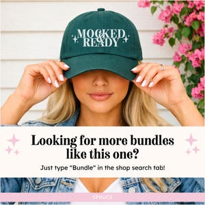 Puede incluir: Gorra de b&eacute;isbol verde oscuro con el texto "MOCKED & READY" en blanco. La gorra est&aacute; siendo sostenida por una persona. La imagen tambi&eacute;n incluye el texto "Looking for more bundles like this one?" y "Just type "Bundle" in the shop search tab!"