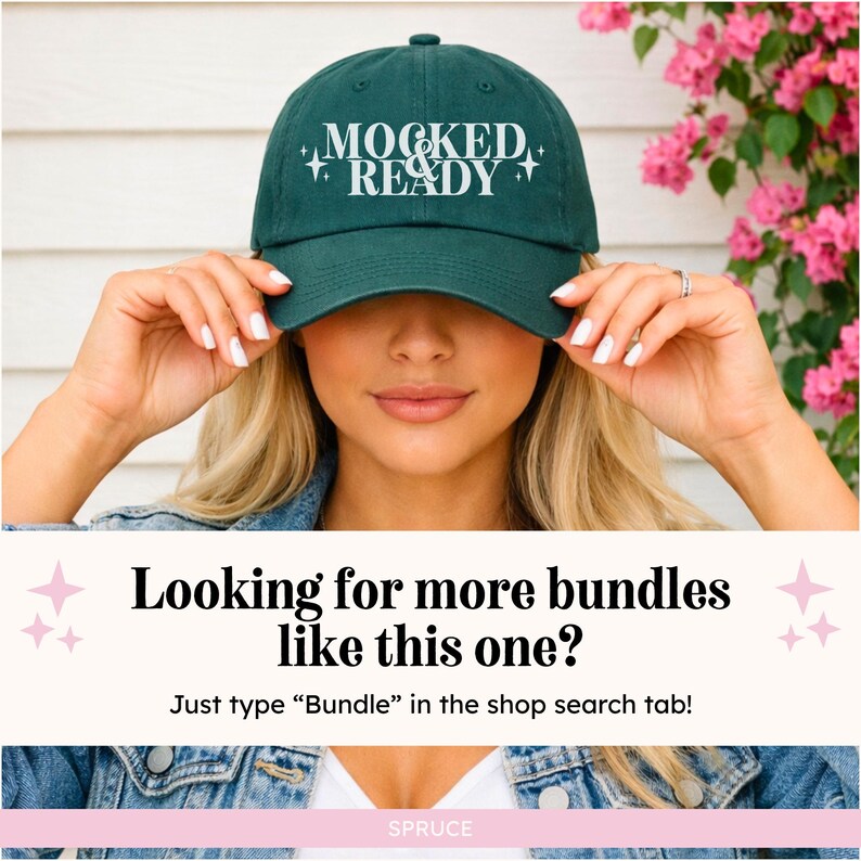 Puede incluir: Gorra de b&eacute;isbol verde oscuro con el texto "MOCKED & READY" en blanco. La gorra est&aacute; siendo sostenida por una persona. La imagen tambi&eacute;n incluye el texto "Looking for more bundles like this one?" y "Just type "Bundle" in the shop search tab!"
