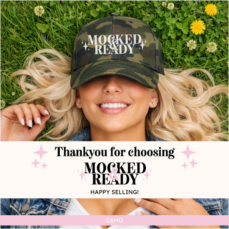 Puede incluir: Una gorra de b&eacute;isbol de camuflaje con el texto "MOCKED & READY" en escritura blanca. La gorra est&aacute; colocada sobre un fondo de hierba verde y flores. La palabra "CAMO" tambi&eacute;n es visible.