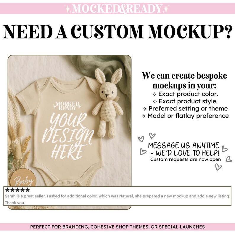 Puede incluir: Una maqueta con un body de beb&eacute; beige con el texto "YOUR DESIGN HERE" y un peque&ntilde;o conejito de peluche. La imagen incluye el texto "NEED A CUSTOM MOCKUP?" y "MOCKED & READY".