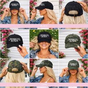 Puede incluir: Gorras de b&eacute;isbol negras y de camuflaje con el texto "MOCKED + READY" en escritura blanca. Las gorras se muestran desde m&uacute;ltiples &aacute;ngulos, incluyendo vistas frontal, lateral y trasera. La gorra de camuflaje tiene un patr&oacute;n verde y marr&oacute;n.
