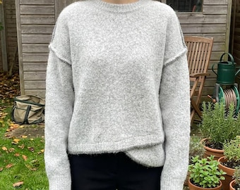 Warmer gestrickter Pullover mit unregelmäßigem Saum: Gemütlicher, entspannter Winter-Pullover-Pullover