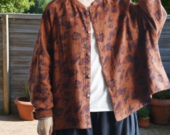 Handbedrucktes Leinen Überhemd mit Blumenmuster: Cottagecore Herbstblatt Print Jacke
