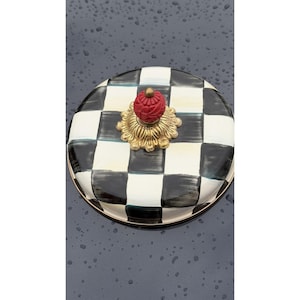 Soporte para pasteles de pedestal esmaltado con diseño de cuadros elegantes de Mackenzie-Childs y pomo rojo