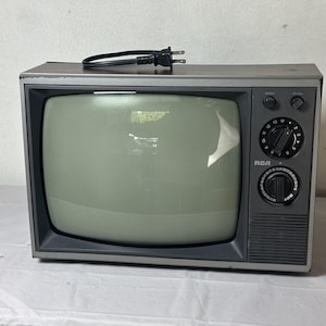 Vintage 1987 RCA BWT122W CRT Television Woodgrain Analog TV Retro Display