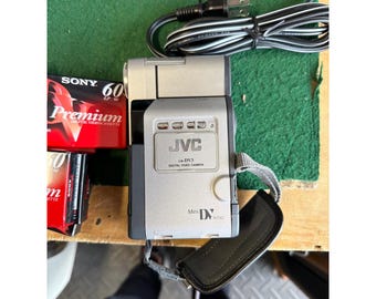 JVC GR-DV3 MiniDV Digital Video Camera Camcorder Bundle with Sony Tapes Charger