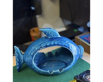 Cenicero colgante de cerámica azul vintage con forma de pez y cadena, estilo moderno de mediados de siglo (MCM).