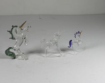 Konvolut von 3 mundgeblasenen Einhornfiguren aus Glas mit goldenen Hornverzierungen F-16