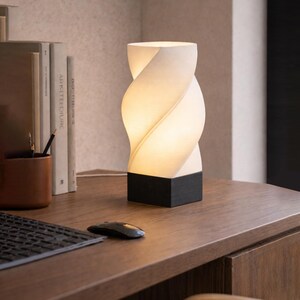 HÉLIA Skulpturale Tischlampe | Verdrehte Architektonische Form | Moderne Ambiente Beleuchtung | E27 EU-Stecker