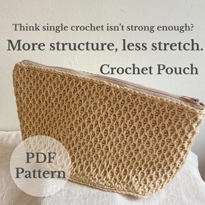 Pode incluir: Uma bolsa de crochê bege com fecho de zíper. A bolsa tem uma aparência texturizada e tecida. O texto na imagem diz: "Think single crochet isn't strong enough? More structure, less stretch. Crochet Pouch. PDF Pattern."