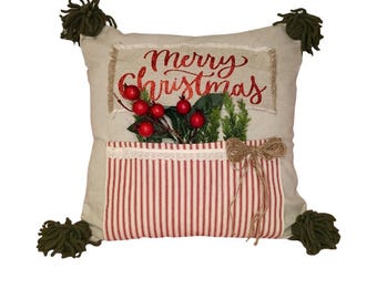 Cojín navideño con bayas rojas y detalles verdes