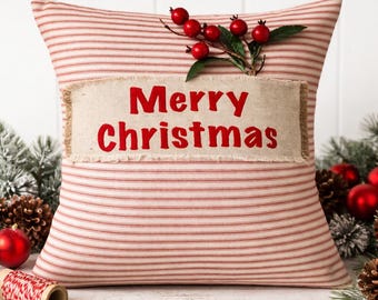 Cojín de bolsillo de inspiración vintage con la frase "Feliz Navidad" y bayas rojas – Decoración rústica navideña de estilo granja.