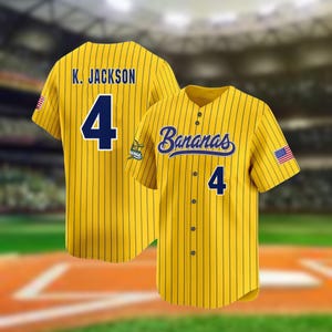 Peut inclure: Maillot de baseball jaune à fines rayures bleu marine. Le maillot porte le mot "Bananas" en écriture bleu marine, le numéro "4" et le nom "K. Jackson". Un écusson du drapeau américain est sur la manche.