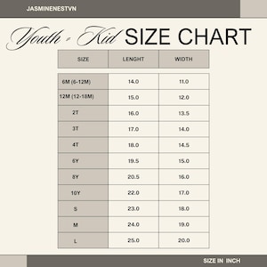 Peut inclure: Un tableau des tailles pour v&ecirc;tements enfants et jeunes, avec des mesures en pouces. Le tableau comprend des tailles de 6M &agrave; L, avec les mesures de longueur et de largeur correspondantes. Le texte "Youth - Kid SIZE CHART" est en haut.