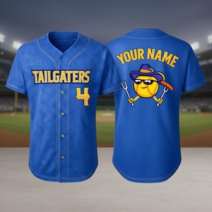 Peut inclure: Un maillot de baseball bleu avec le mot "TAILGATERS" et le num&eacute;ro "4" en lettres dor&eacute;es sur le devant. Le dos du maillot porte les mots "YOUR NAME" et un personnage de dessin anim&eacute; de baseball avec des lunettes de soleil, un chapeau et tenant une fourchette et un hot-dog.