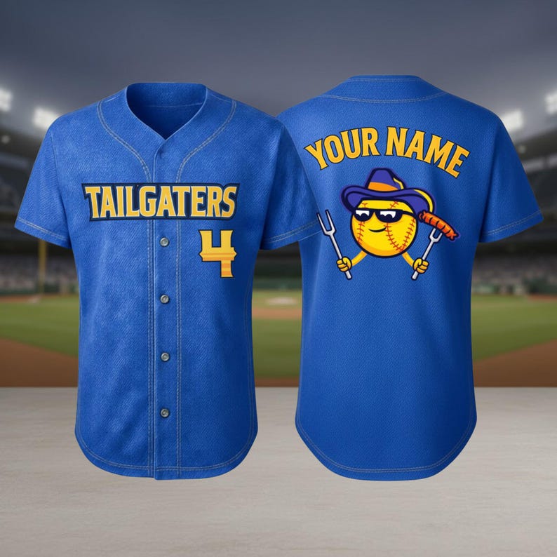 Peut inclure: Un maillot de baseball bleu avec le mot "TAILGATERS" et le num&eacute;ro "4" en lettres dor&eacute;es sur le devant. Le dos du maillot porte les mots "YOUR NAME" et un personnage de dessin anim&eacute; de baseball avec des lunettes de soleil, un chapeau et tenant une fourchette et un hot-dog.