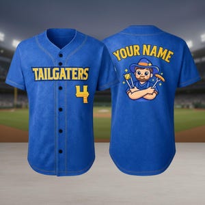 Puede incluir: Camiseta de b&eacute;isbol azul con "TAILGATERS" y el n&uacute;mero "4" en amarillo. La parte trasera presenta "YOUR NAME" y una caricatura de un hombre con sombrero asando a la parrilla. La camiseta tiene una parte delantera abotonada y mangas cortas.