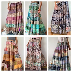 Könnte beinhalten: Sammlung von sechs langen Patchwork-Röcken in verschiedenen Farben und Mustern. Jeder Rock hat ein mehrschichtiges Design mit einer Mischung aus Stoffen und Drucken, darunter Blumen- und geometrische Motive. Die Röcke haben einen fließenden, böhmischen Stil.