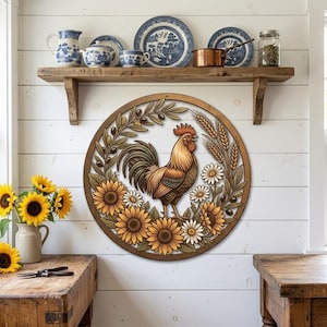 Puede incluir: Una pieza de arte mural circular de madera que presenta un gallo central rodeado de girasoles, tallos de trigo y ramas de olivo. El diseño está tallado con texturas detalladas, mostrando una paleta de colores marrón, amarillo y verde.