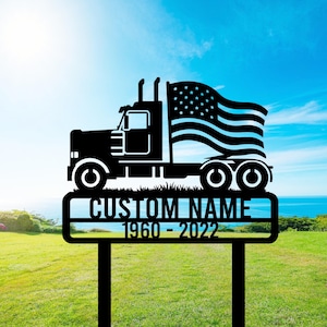 Puede incluir: Estaca de jardín de metal negro con la silueta de un camión con una bandera estadounidense. La estaca incluye el texto "CUSTOM NAME" sobre los años "1960-2022".