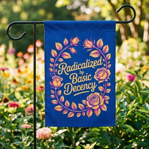 Geradicaliseerd door elementair fatsoen Tuinvlag - welkomstbanner sociale rechtvaardigheid - bord vriendelijk politiek buiten