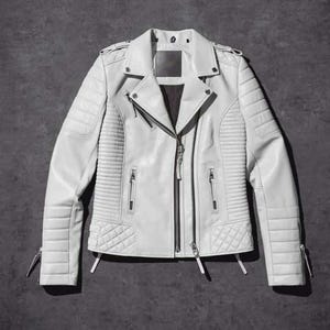 Pode incluir: Casaco de couro branco em estilo motard. Apresenta gola entalhada, fecho de correr assimétrico, múltiplos bolsos com fecho e detalhes acolchoados nos ombros e mangas. O casaco tem um corte ajustado e ferragens prateadas.