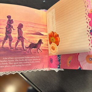 Pu&ograve; includere: Diario aperto con pagine a righe, un'illustrazione del tramonto e accenti floreali. L'illustrazione raffigura una famiglia che porta a spasso un cane sulla spiaggia. Il testo recita: "Tanto amore circondava Taylor e il suo fratellino, Austin."
