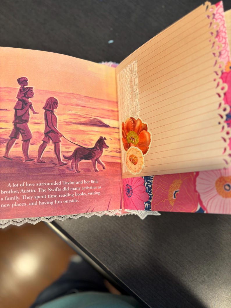 Pu&ograve; includere: Diario aperto con pagine a righe, un'illustrazione del tramonto e accenti floreali. L'illustrazione raffigura una famiglia che porta a spasso un cane sulla spiaggia. Il testo recita: "Tanto amore circondava Taylor e il suo fratellino, Austin."