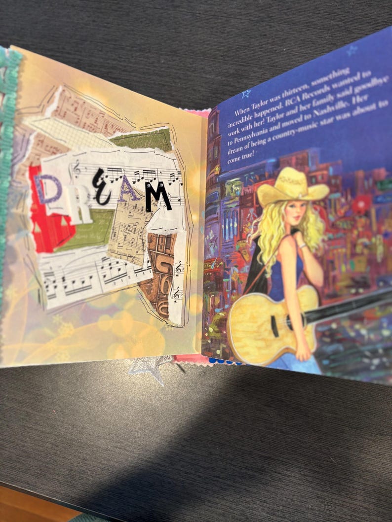 Pu&ograve; includere: Libro aperto con la parola "DREAM" in lettere colorate. La pagina sinistra presenta note musicali e carta strappata. La pagina destra mostra un'illustrazione di una donna bionda con una chitarra, con un cappello da cowboy, con testo su una star della musica country.