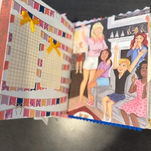 Pu&ograve; includere: Diario aperto con pagine colorate, tra cui una griglia per appunti e illustrazioni di persone che festeggiano. Le pagine sono decorate con bordi a motivi e nastri gialli. Le illustrazioni raffigurano una scena di festa con persone che salutano e applaudono.