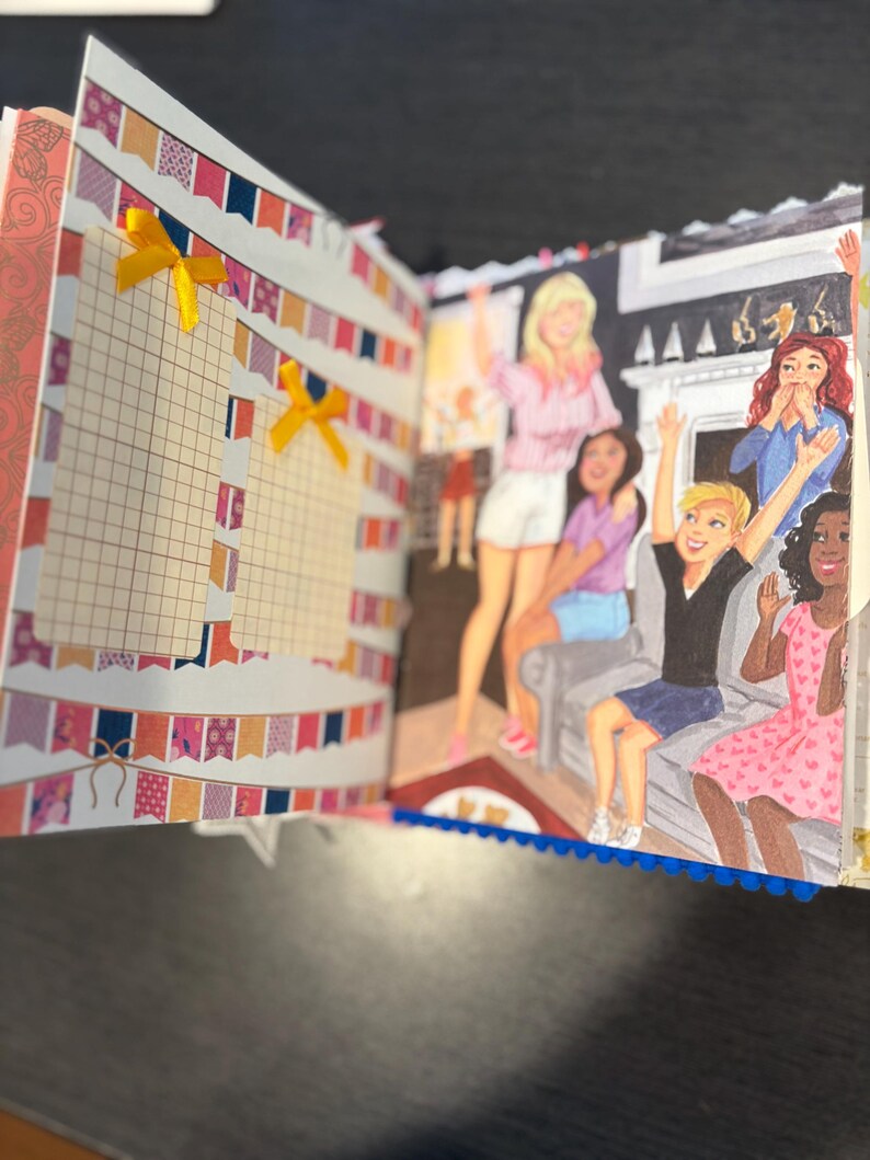 Pu&ograve; includere: Diario aperto con pagine colorate, tra cui una griglia per appunti e illustrazioni di persone che festeggiano. Le pagine sono decorate con bordi a motivi e nastri gialli. Le illustrazioni raffigurano una scena di festa con persone che salutano e applaudono.