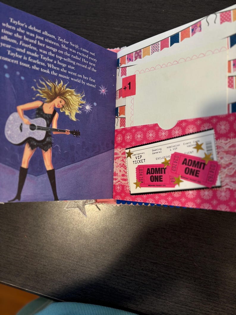 Pu&ograve; includere: Una pagina di scrapbook a tema concerto. Il lato sinistro presenta testo e un'illustrazione di una cantante con una chitarra. Il lato destro ha una tasca con due biglietti rosa "Admit One" e un biglietto VIP.