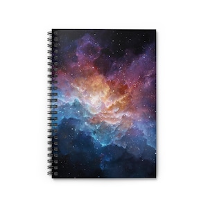 Könnte beinhalten: Spiralgebundenes Notizbuch mit einem auffälligen Nebeldesign. Das Cover zeigt eine kosmische Szene mit wirbelnden Blautönen, Violett, Orange und weißen Sternen. Das Notizbuch hat eine schwarze Spiralbindung.