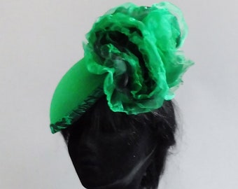 Made with passion this percher hat in green and black sinamay base covered with green fabric and ton sur ton flower on comb