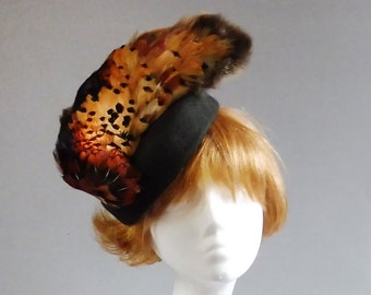 Braun felt percher hat with two parts of real wings of pheasant on comb