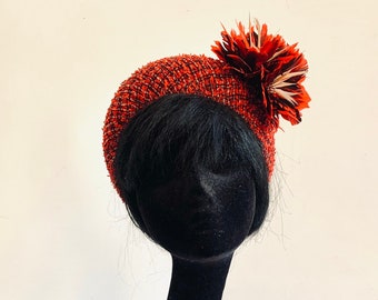 Bouclé halo hat in black, red and beige with ton sur ton feathered flowers