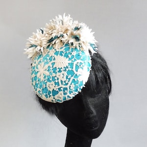 Made with passion this seablue and off white percher hat with lots of ton sur ton flowers on comb