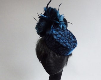 Dutch design  hat in navy and dark blue with ton sur ton feathers on comb