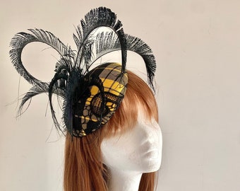 Handgemaakte fascinator van zwart gele schotse ruit met zwart kant en veren